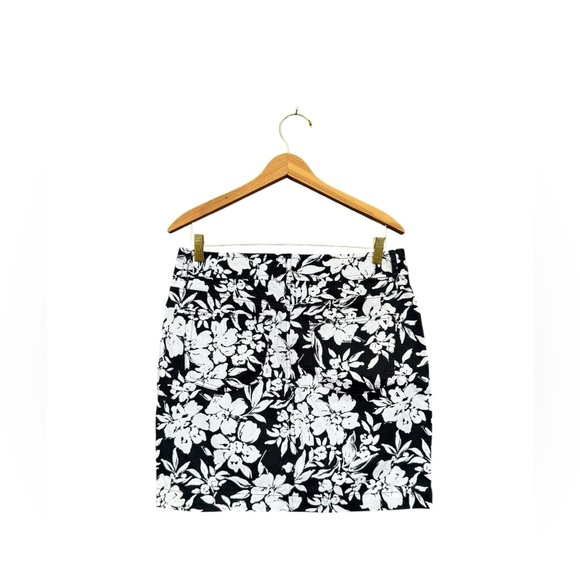 Chaps Size 10 Black & White Tropical Floral Skirt with Pockets - Picture 2 of 3